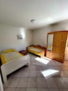 ein Schlafzimmer mit zwei Betten und einem Spiegel in der Unterkunft Holiday house with a parking space Supetarska Draga - Donja, Rab - 24284 in Rab