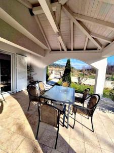 eine Terrasse mit einem Tisch und Stühlen auf einer Terrasse in der Unterkunft Holiday house with a parking space Supetarska Draga - Donja, Rab - 24284 in Rab