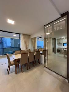 En balkon eller terrasse på Apartamento Luxo 3 suítes