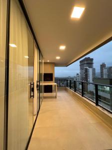 En balkon eller terrasse på Apartamento Luxo 3 suítes