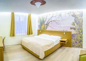 Un pat sau paturi într-o cameră la Pension Ježník