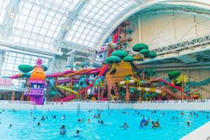 una grande piscina coperta con parco acquatico di Brick City Loft a Newark