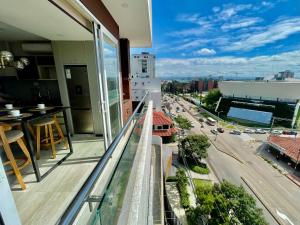 balcone con vista su una strada della città di Luxurious apartment in Equipetrol a Santa Cruz de la Sierra
