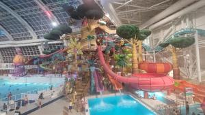 Piscina di Brick City Loft o nelle vicinanze