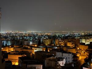 Vista generica su Ariana o vista sulla città dall'interno dell'appartamento