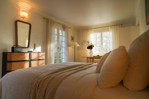 オウファルジにあるCountry house in Forest of Rambouilletの白いシーツと鏡が付いたベッドのある寝室 +94枚の写真