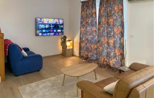 TV a/nebo společenská místnost v ubytování Lovely Apartment In Algajola