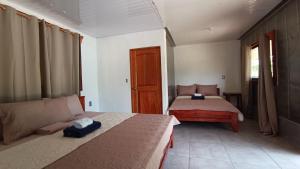 Postel nebo postele na pokoji v ubytování Coconut Lodge Pavones