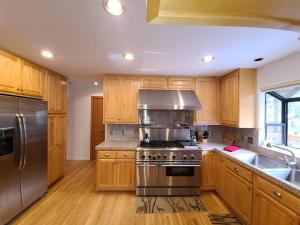 una cucina con armadietti in legno ed elettrodomestici in acciaio inossidabile di IVH0869 - Cinnabar Creek home a Incline Village