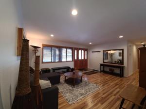 un soggiorno con un divano e un tavolo di IVH0869 - Cinnabar Creek home a Incline Village