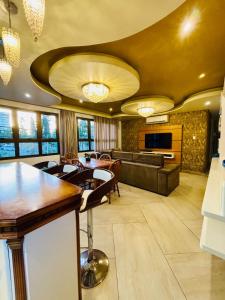 a living room with a couch and a table at Apartamento Duplex Rio grande centro 250 m privado dois quartos in Rio Grande