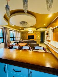 a conference room with a large wooden table and chairs at Apartamento Duplex Rio grande centro 250 m privado dois quartos in Rio Grande