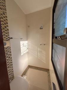a bathroom with a toilet and a shower at Apartamento Duplex Rio grande centro 250 m privado dois quartos in Rio Grande