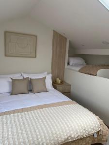 a bedroom with two beds next to each other at Apartamento con encanto cerca del centro de Cuenca in Cuenca