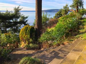 Gallery image of Waterfront Chalet with Hot Tub, Beach, and Views in Camano