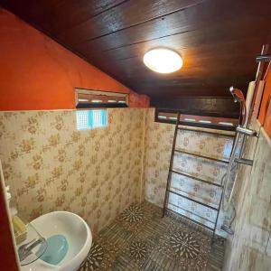 a small bathroom with a sink and a toilet at Healing House Holistic Farm Stay in Ban Wet