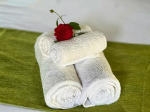 拉威海滩Coco palace resort的上面有花的毛巾