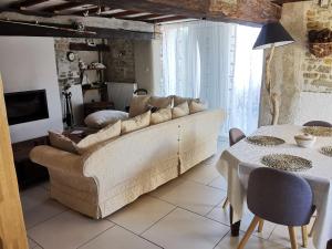 Χώρος καθιστικού στο Maison en pierres avec jardin, 7 km des plages, 6 pers, 3 chambres - Le Bernard - FR-1-357-253