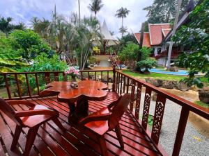 Coco palace resort外面的花园