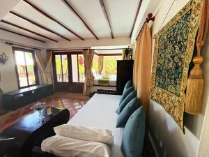 拉威海滩Coco palace resort的带床和沙发的客厅