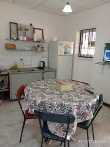 una cucina con tavolo e scatola di Quinta Ogarupa a Corrientes