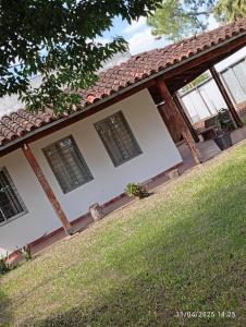 una casa con finestre e un prato verde di Quinta Ogarupa a Corrientes Altre 11 foto