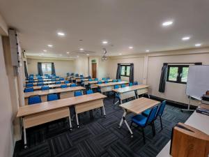 邦咯Pangkor Pop Ash Hotel的一间教室,里面配有书桌和蓝色椅子