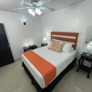 a bedroom with a bed and a ceiling fan at Hotel Reynieri in Comayagüela