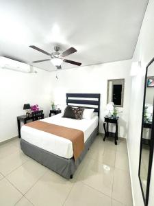 a bedroom with a bed and a ceiling fan at Hotel Reynieri in Comayagüela