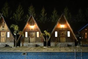 Bazén v ubytování YJ Hillock Cottage Resort nebo v jeho okolí