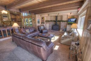 サウス・レイクタホにあるTKH1226 - Emerald Lodge homeの革製の家具と暖炉のあるリビングルーム