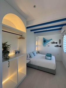 - une chambre avec un lit blanc et un plafond bleu dans l'établissement The Oiia Lakeview A'Famosa, Resort Melaka, à Simpang Empat 65 autres photos