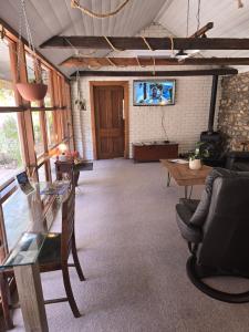 LittlehamptonTara Stables的带桌子和沙发的客厅