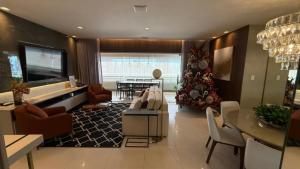 un salon avec un arbre de Noël et une salle à manger dans l'établissement Unitá Tower - Luxury Apartment, à Belém