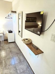 ein Bad mit einem Spiegel an der Wand in der Unterkunft El Quebracho, Suites y Apartments in Corrientes