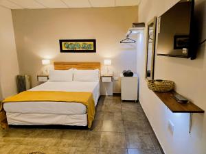 ein Schlafzimmer mit einem großen Bett in einem Zimmer in der Unterkunft El Quebracho, Suites y Apartments in Corrientes