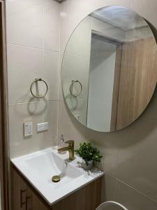 a bathroom with a sink and a mirror at Apartamento Sabaii 201 in Cartagena de Indias