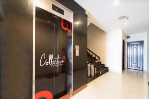 a hallway with a black wall with a sign on it at Collection O District 10 Near Van Hanh Hospital Formerly Lan Rung Hotel in Ho Chi Minh City +25 photos
