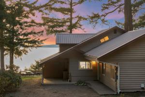 Gallery image of Waterfront Chalet with Hot Tub, Beach, and Views in Camano +50 photos