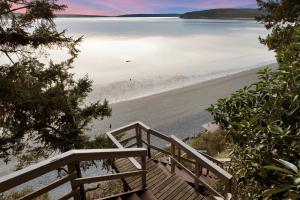 Gallery image of Waterfront Chalet with Hot Tub, Beach, and Views in Camano