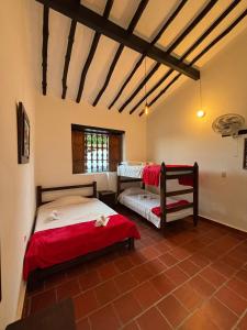 una camera da letto con due letti in una stanza di Kazasha - Hotel Con Parqueadero Privado a Barichara