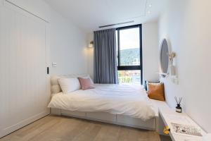 Un dormitorio pequeño con una cama con ventana. en 金湯8號, en Yuanshan 11 fotos más