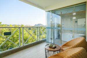 Balcone o terrazza di Guilin O-LIVE Social Hotel -Riverside -Adjacent Elephant Hill -Pedestrian Street-Twin Towers-Mediterranean style