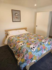 Rúm í herbergi á Bright, central and private home in Frankston