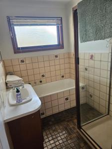 Baðherbergi á Bright, central and private home in Frankston
