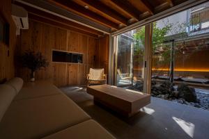 Posezení v ubytování AMAO Villa 富戸