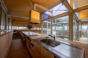 Kuchyň nebo kuchyňský kout v ubytování AMAO Villa 富戸