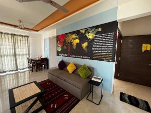 纳西克Anahat Host all Back Packer 2BHK 2 Bed AC的带沙发和桌子的客厅