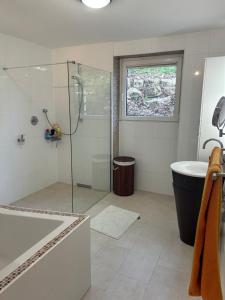 Ένα μπάνιο στο Garten Wohnung