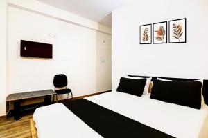 Hotel O YAS DEV的电视和/或娱乐中心